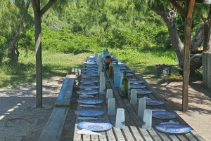 Grand Bay: Katamaran-Kreuzfahrt nach Flat Island mit BBQ-Mittagessen