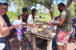 Grand Bay: Katamaran-Kreuzfahrt nach Flat Island mit BBQ-Mittagessen