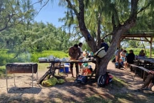 Grand Bay: Katamaran-Kreuzfahrt nach Flat Island mit BBQ-Mittagessen