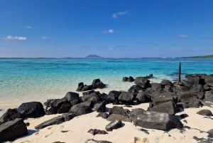 Grand Bay: Katamaran-Kreuzfahrt nach Flat Island mit BBQ-Mittagessen