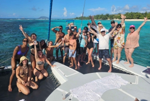 Grand Bay: Katamaran-Kreuzfahrt nach Flat Island mit BBQ-Mittagessen