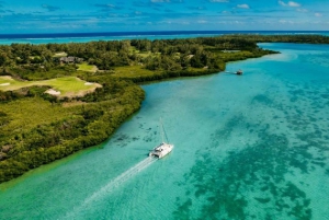 Ile Aux Cerfs katamaraaniristeily, jossa nouto/pudotus ja lounas