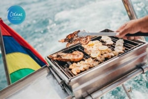 Île aux Cerfs: Private Catamaran Cruise with Gourmet Lunch