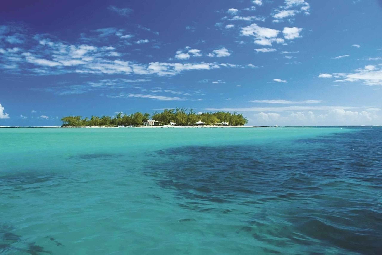 Ile aux Cerfs Speedboat Trip with Pickup and BBQ Lunch