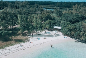 Ile aux Cerfs Speedboat Trip with Pickup and BBQ Lunch
