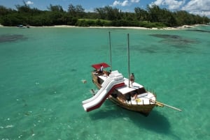 Ile Maurice : Excursion en bateau à l'Ile aux Cerfs avec déjeuner/glissade d'eau