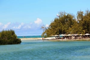 Mauritius: Ile aux Cerfs by Catamaran with lunch and drinks