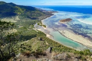 モーリシャス、ル・モルヌでのハイキング、ビーチ、レストランでのお食事をお楽しみください