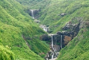 Mauritius: Le Morne & Tamarind Falls Guided Hike & breakfast