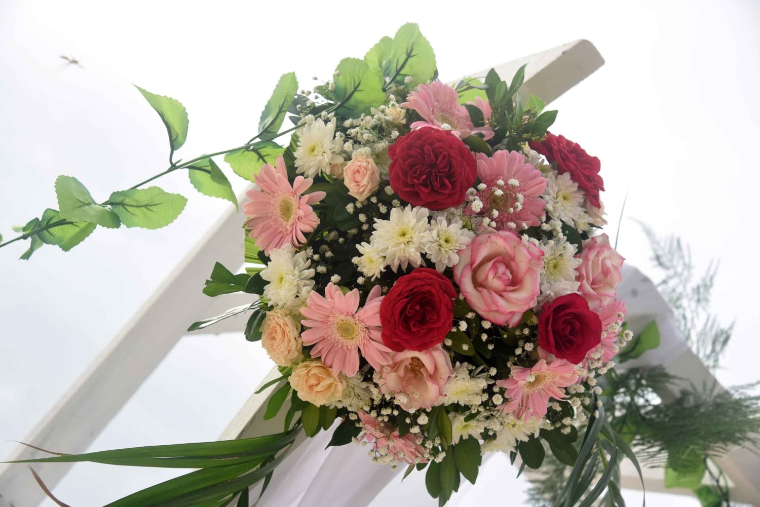 Maurice : Proposition de mariage sur une plage privée avec des roses et des accessoires