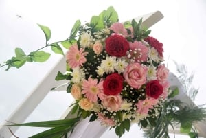 Maurice : Proposition de mariage sur une plage privée avec des roses et des accessoires