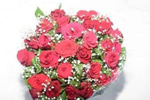 Maurice : Proposition de mariage sur une plage privée avec des roses et des accessoires