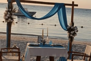 Maurice : Proposition de mariage sur une plage privée avec des roses et des accessoires