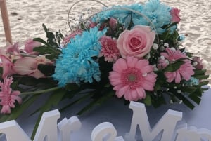 Maurice : Proposition de mariage sur une plage privée avec des roses et des accessoires
