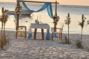 Maurice : Proposition de mariage sur une plage privée avec des roses et des accessoires