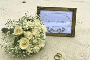 Maurice : Proposition de mariage sur une plage privée avec des roses et des accessoires
