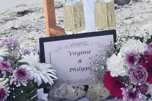 Maurice : Proposition de mariage sur une plage privée avec des roses et des accessoires