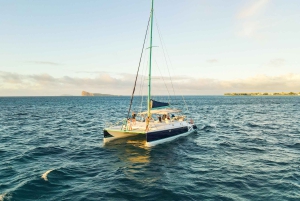 Mauritius: catamarantocht bij zonsondergang, drankjes en snacks