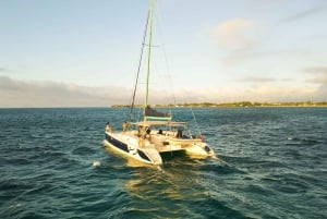 Mauritius: catamarantocht bij zonsondergang, drankjes en snacks