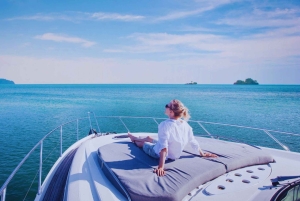 Mauritius: Yacht Exclusive Dolphin & Snorkeling Experience