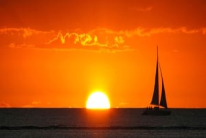 Romantisk, privat katamarancruise ved solnedgang