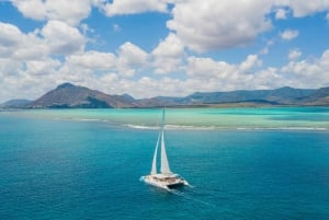 Südwestlich von Mauritius: Katamaran-Kreuzfahrt mit Schnorcheln
