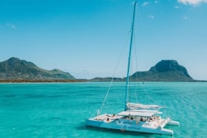 Südwestlich von Mauritius: Katamaran-Kreuzfahrt mit Schnorcheln
