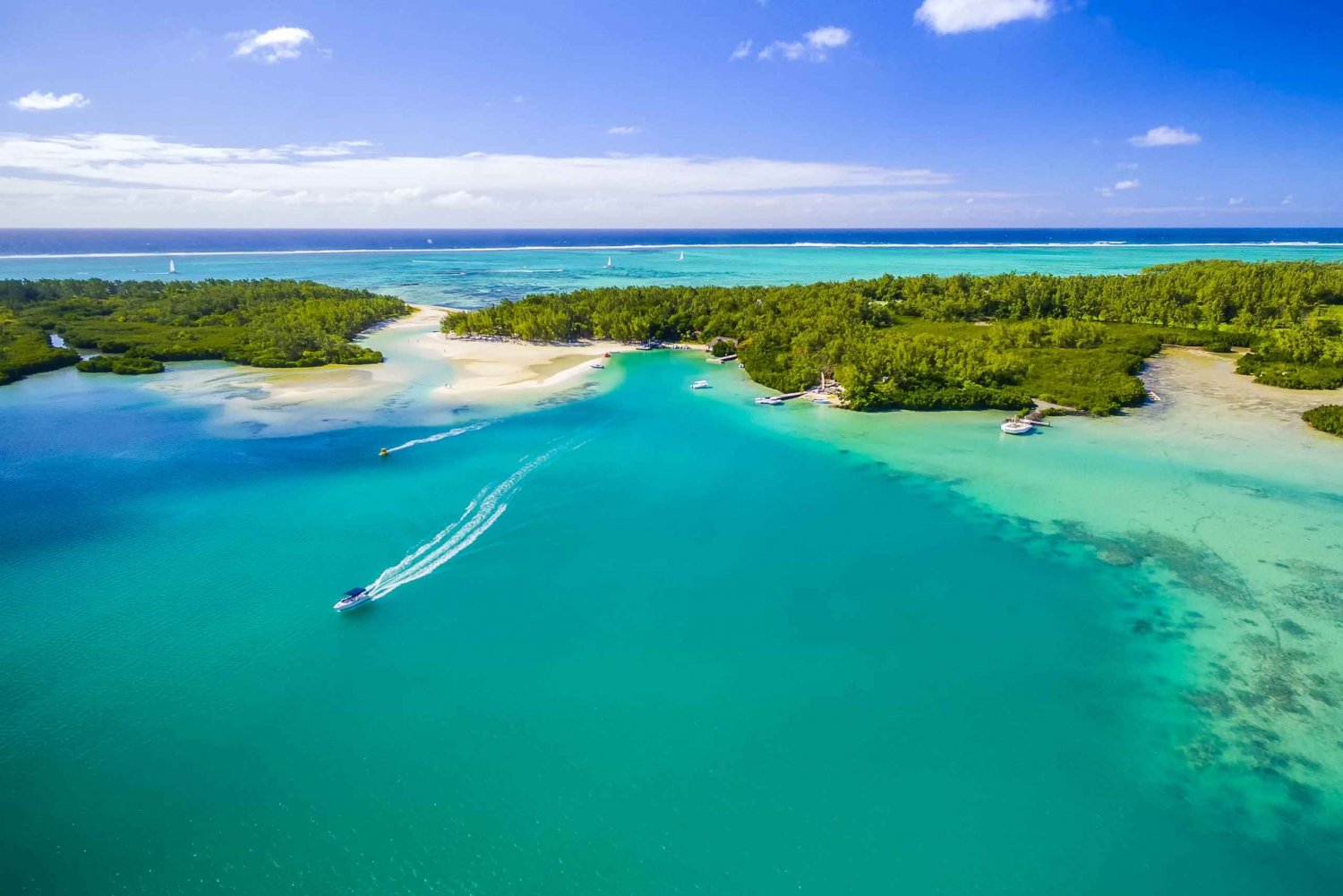 Speed boat to Ile aux Cerfs: Full day incl Lunch & Transfer