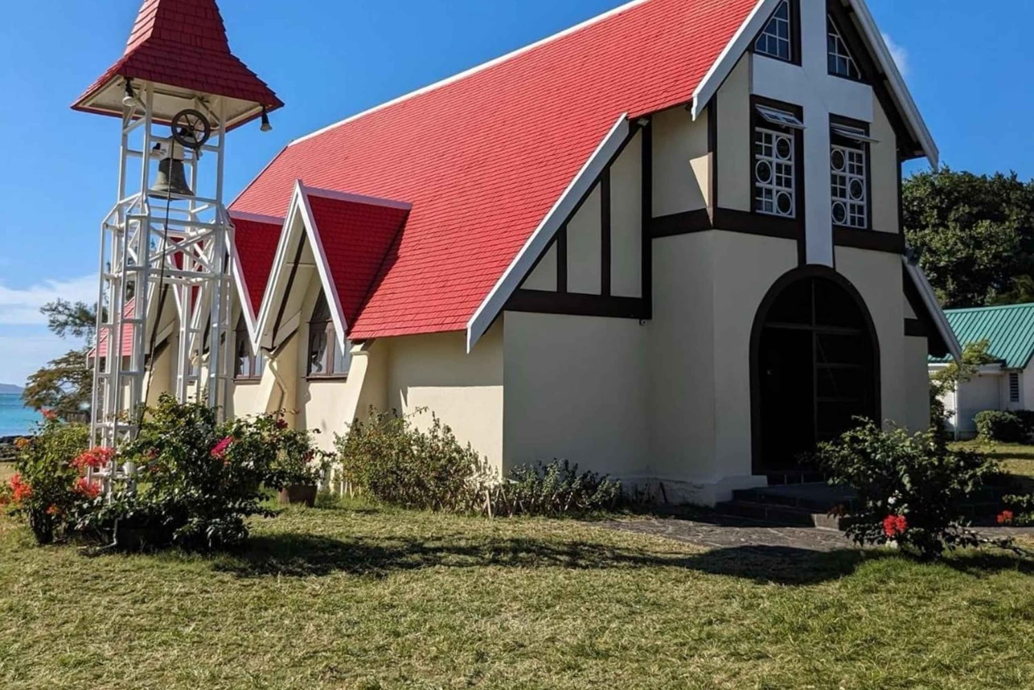 Speedboat excursion: Ile aux Bénitier/Dauphins/ Roche Crystal