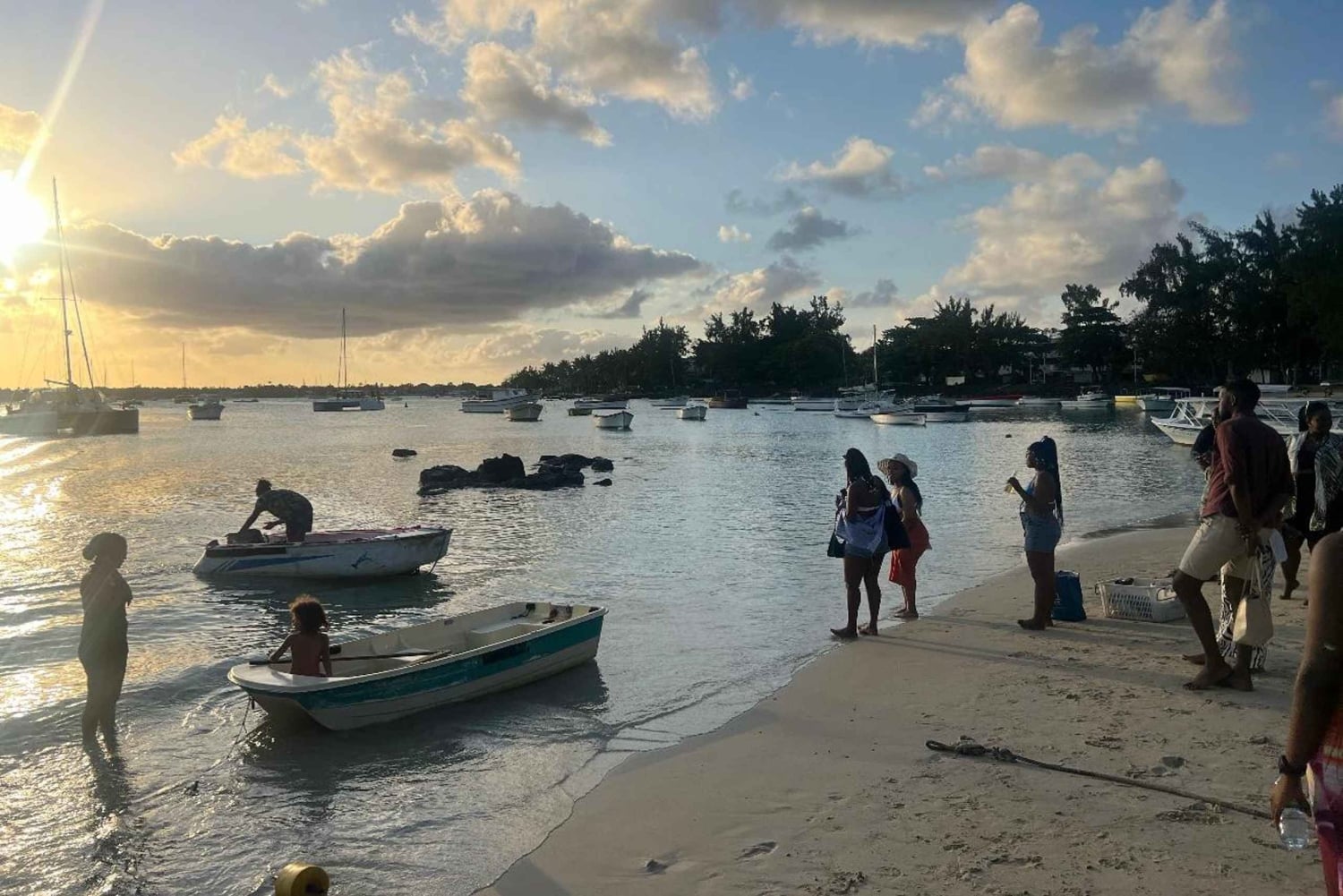 Speedboat excursion: Ile aux Bénitier/Dauphins/ Roche Crystal