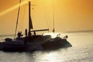 Escapada al atardecer: faro y crucero en catamarán