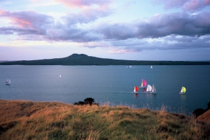 KAYAKING MADE EASY ON AUCKLAND HARBOUR