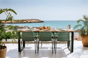Taverna Nissi by the sea