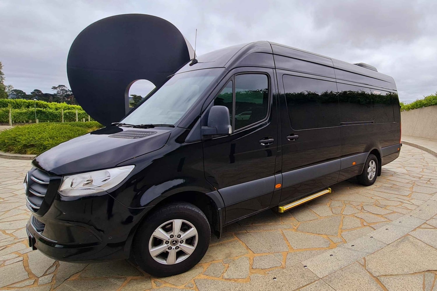 Upeat yksityiset retket Luxe Bus Lake Mountain Snow Play Tour