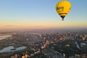 Melbourne: Balloon Flight at Sunrise with Breakfast