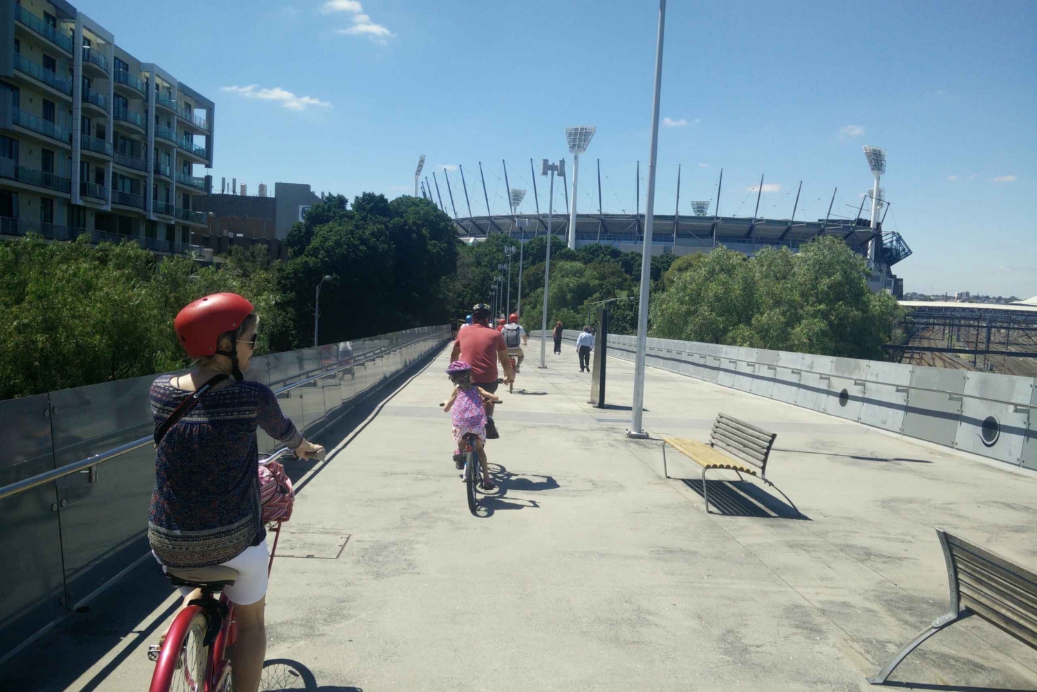 Melbourne: Guided City Bike Tour with Gear and Lunch Stop