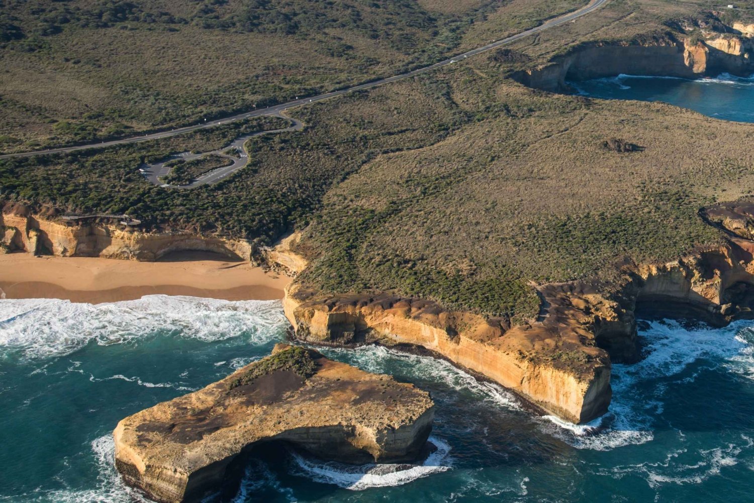 Melbourne: Private Helicopter Flight to the 12 Apostles