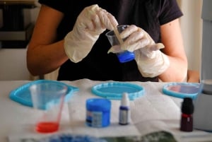 Melbourne: Resin Art Classes - Cheeseboard & Coasters