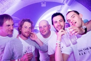 Melbourne: Weekly Bar Crawl: 5 Free shots, Club Entry