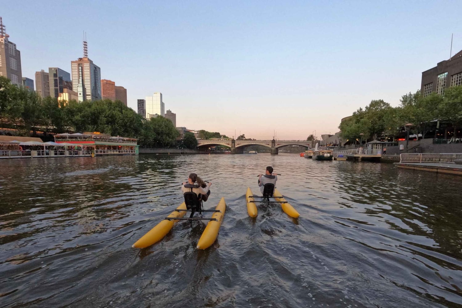 Melbourne: Yarra River Twilight Waterbike Tour