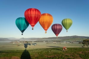 Yarra Valley: Hot Air Balloon with Breakfast & CBD Transfers