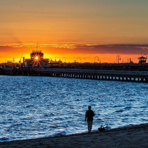 Sunset on St Kilda Pier: Photo @pettypoh13