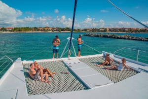 4-Hour Luxury Catamaran Cruise from Puerto Aventuras