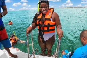 ¡SOLO ADULTOS! Crucero en catamarán por Isla Mujeres con vistas a la puesta de sol