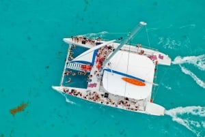 ¡SOLO ADULTOS! Crucero en catamarán por Isla Mujeres con vistas a la puesta de sol