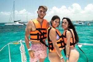 ¡SOLO ADULTOS! Crucero en catamarán por Isla Mujeres con vistas a la puesta de sol