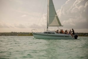 Bacalar: Tour privado en velero de 5 horas y puesta de sol en la Isla de los Pájaros