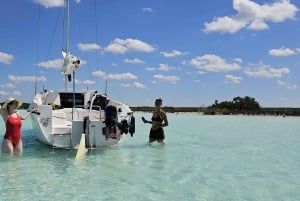 Bacalar: Tour privado en velero de 5 horas y puesta de sol en la Isla de los Pájaros