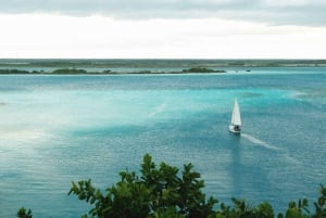 Bacalar: Tour de día completo a la laguna, cenote y paseo en pontón