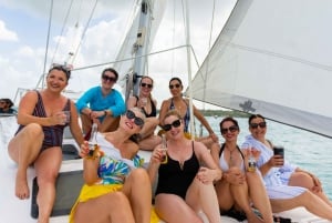 Bacalar: Group Sailing Trip with Swimming and Drinks